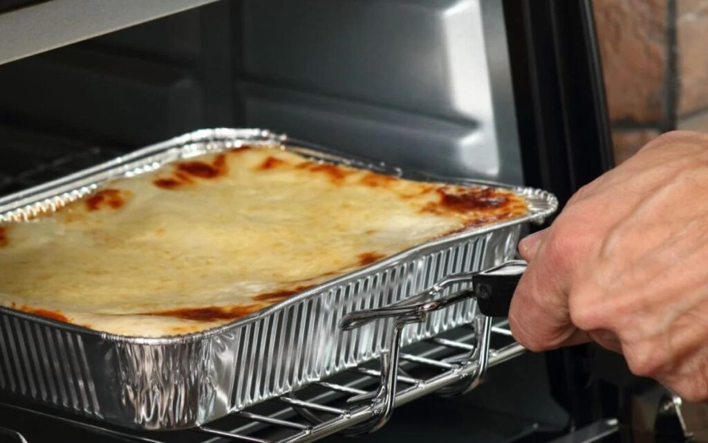 Can I put aluminum foil in the oven without it catching fire?