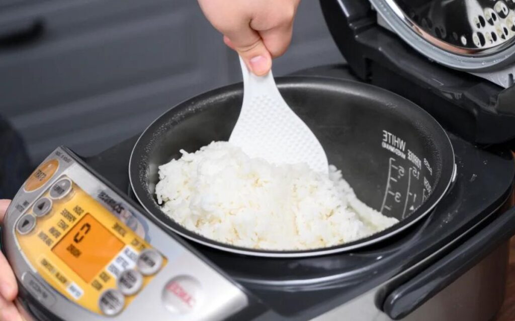 How does fuzzy logic work in a rice cooker?